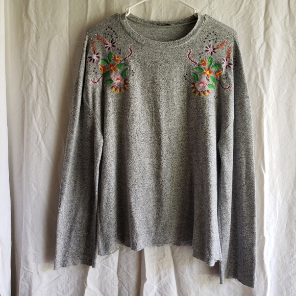 Zara Sweaters - Zara Gray Sweater Embroidered Flowers